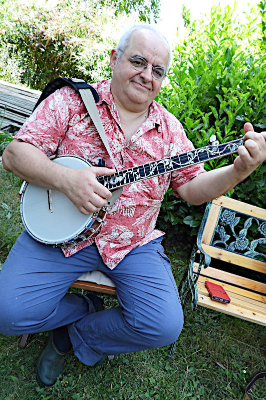 Ti' Pierre joue ici en clawhammer. - Jam Hall