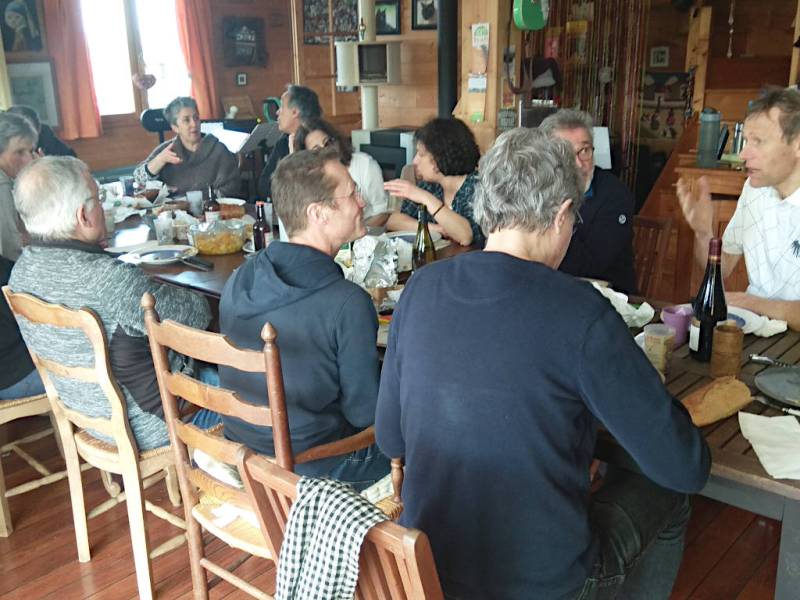 Petit déjeuner pour ceux qui dorment là. - Jam Hall
